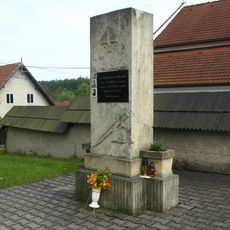 Pomník obětem 2. světové války u kostela svatého Jiljí v Dolních Borech
