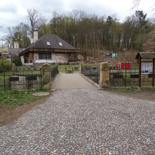 Lávka přes Klenici do parku Štěpánka k volejbalovému klubu