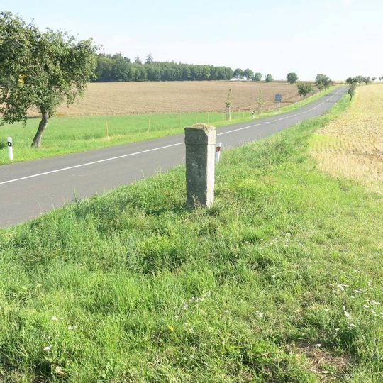 Kamenný rozcestník na rozcestí na východním okraji Peruce