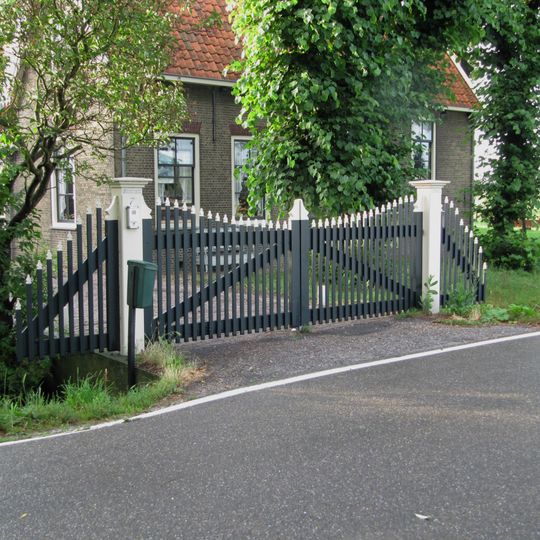 Oostveenseweg 7: houten hek dat de toegang vormt naar het erf van het boerderijcomplex