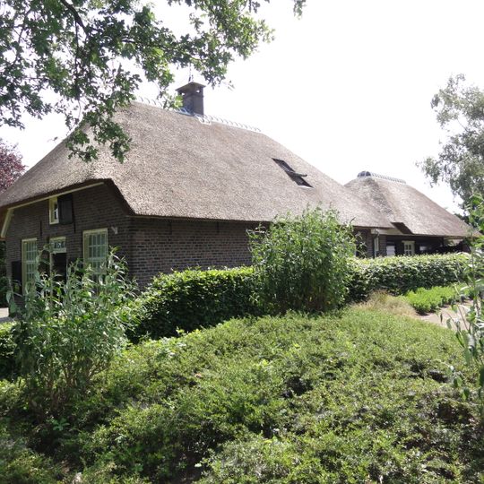 Dorpswoning onder rieten wolfsdak