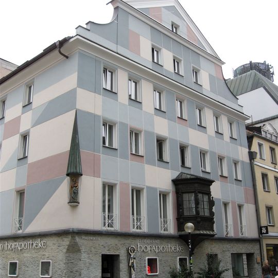 Wohn- und Geschäftshaus, seit 1844 St.-Emmeram-Hofapotheke