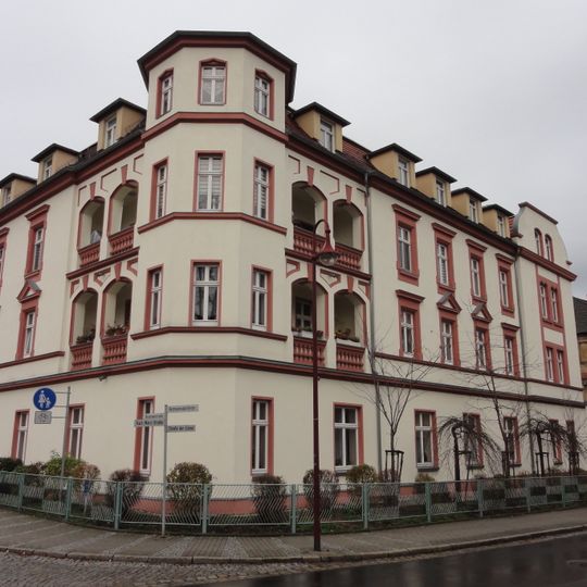 Wohnhaus, Eckhaus Straße der Einheit 1