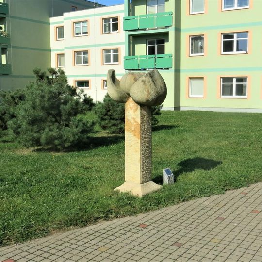 Kamenná plastika Květ ve vnitrobloku v ulici Prokopa Holého v Čáslavi