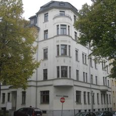 Mietshaus in geschlossener Bebauung in Ecklage mit Vorgarten Würzburger Straße 41
