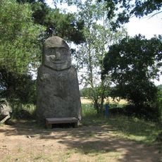 Kámen s tváří u rybníka východně od Bezděkova