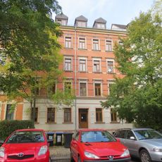 Mietshaus in geschlossener Bebauung mit Vorgarten Altendorfer Straße 18