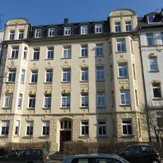 Mietshaus in geschlossener Bebauung mit Vorgarten Erich-Mühsam-Straße 28