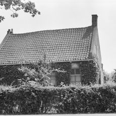 Boerenhuis, bepleisterde gevels met schuifvensters