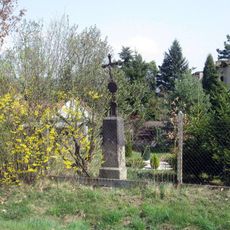 Kříž jihovýchodně od Šťáhlav v zahradě