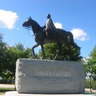 Equestrian statue of Elizabeth II