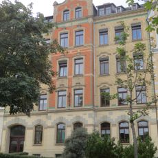 Mietshaus in geschlossener Bebauung mit Vorgarten Salzstraße 35
