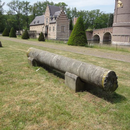 Heeswijk: vier marmeren zuilschachten, afkomstig van het altaar van het Sint Janskathedraal