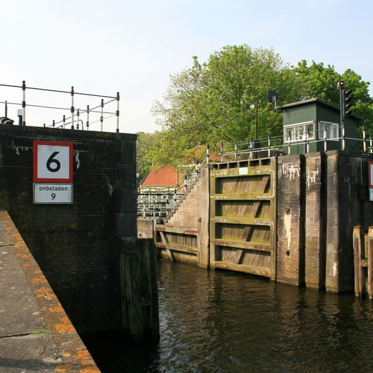 Gemetselde sluishoofden met hardstenen hoekblokken en blokken voor de aanslagen van de deuren, op een houten paalfundering