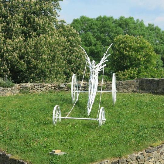 Kovová plastika na hradě Klenová