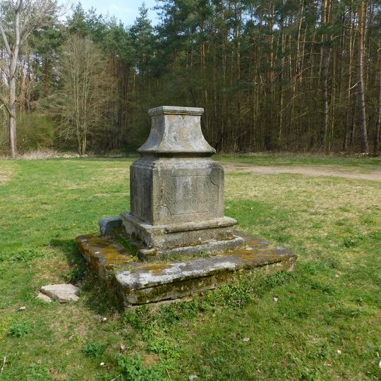 Podstavec u kostela v Zahrádce