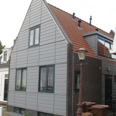 Houten huis. Uitwendig aspect, met puntvormig voorschot, 19e-eeuws
