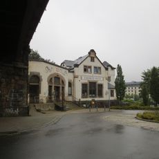 Empfangsgebäude, Bahnsteigüberdachung des Bahnhofs, gemauerter Bahndamm und zwei Eisenbahnbrücken über die Stollberger Straße und über die Reichsstraße an der Neefestraße Reichsstraße 1