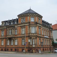 Wohnhaus in Ecklage in offener Bebauung, mit Resten der seitlichen Einfriedung Crimmitschauer Straße 4