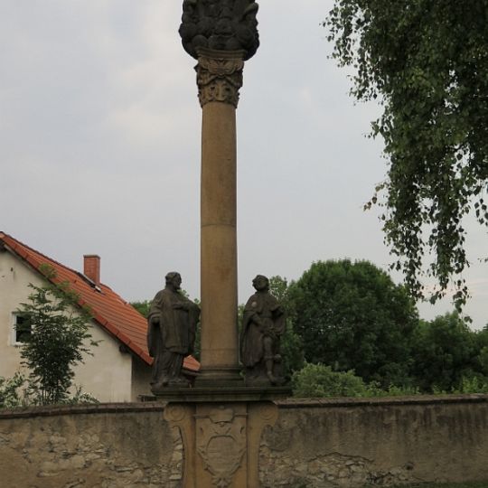 Sloup s reliéfem Panny Marie