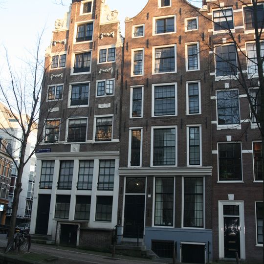 Pand met ingezwenkte halsgevel