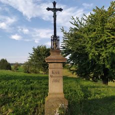 Kříž ve Sloupnici u cesty ke Džbánovu