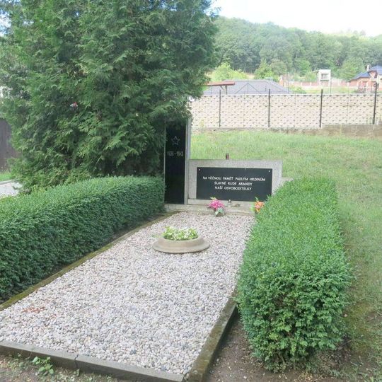 Pomník padlým rudoarmějcům na hřbitově v Mostě