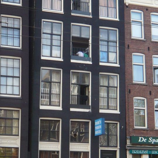 Pand met gevel onder verhoogde lijst met consoles