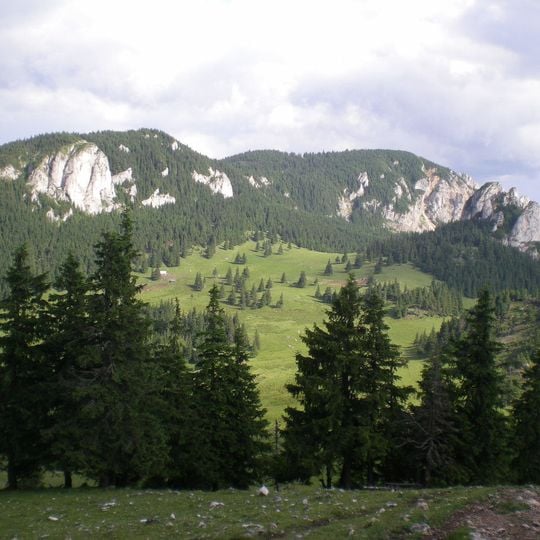 Masivul Hășmașul Mare, Piatra Singuratică - Hășmașul Negru