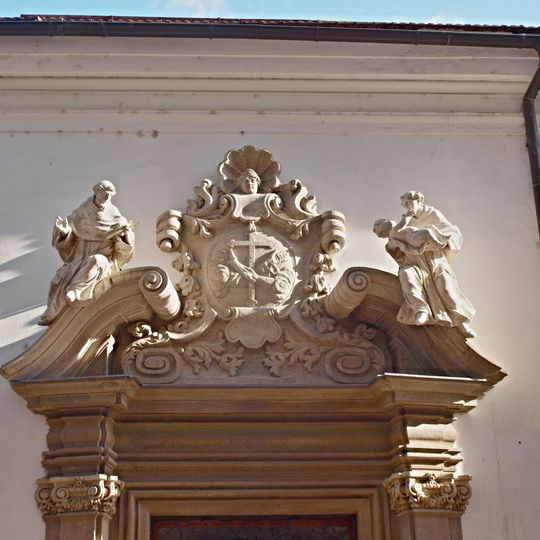 Sochy nad portálem kláštera minoritů v Minoritské ulici v Brně