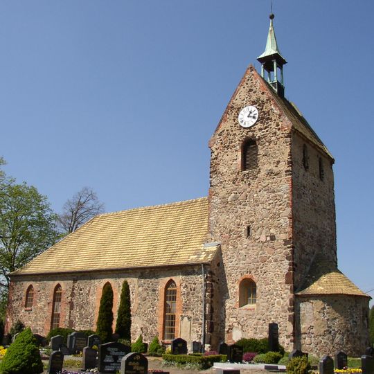 Kirche mit Ausstattung, Kirchhof mit Einfriedung und Grabmal Kirchstraße 22