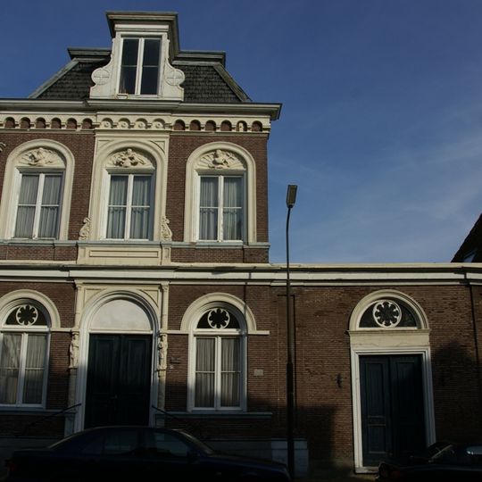 Kerkgebouw met inpandige woning