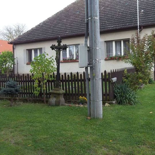 Kříž v Chotěmicích na návsi