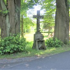 Kříž na rozcestí naproti domu 8 v Černém Potoce