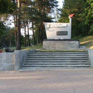 Памятник-стела воинам-ополченцам Балтийского судостроительного завода, сражавшимся на этом рубеже в 1941 г. (Луга)