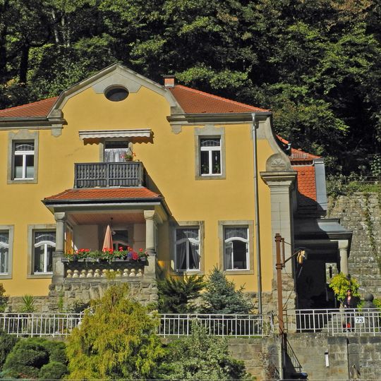 Wohnhaus in offener Bebauung und Einfriedung Kirnitzschtalstraße 73