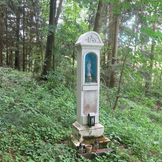 Kaplička v lese nad potokem Černá poblíž osady Brodky