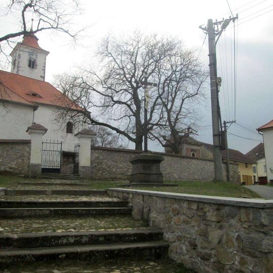 Kříž u kostela v Malém Boru