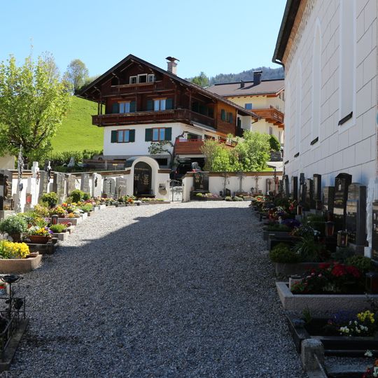 Friedhof mit Ummauerung und Aufbahrungshalle