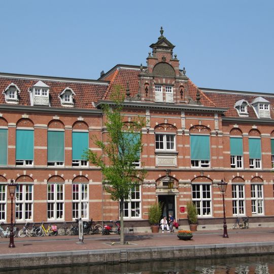 Tehuis en kantoorgebouw in Neo-Hollandse Renaissance stijl ten behoeve van de Van Limmikstichting