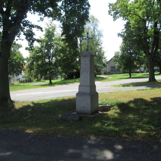 Kříž u kaple ve Chlumu