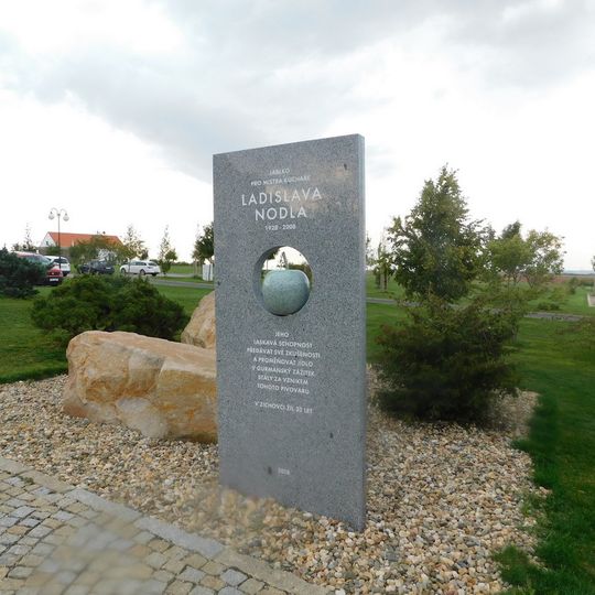 Pomník Ladislava Nodla v pivovaru Zichovec