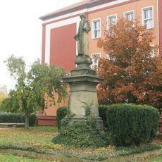 Pomník Jana Amose Komenského u školy v Libochovicích
