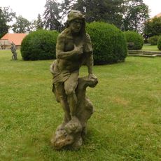 Socha Herakla v zámeckém parku ve Valči