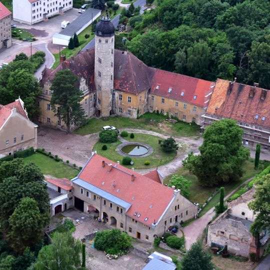 Sachgesamtheit Rittergut und Schloss Schieritz, mit den Einzeldenkmalen: Hauptgebäude , Verwaltungsgebäude und Wirtschaftsgebäude mit Anbau , sowie große Toreinfahrt an der Straße Schloßberg, Stützmauern