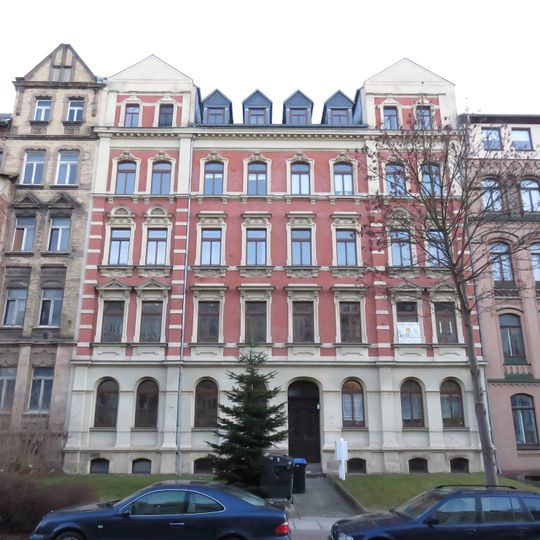 Mietshaus in geschlossener Bebauung mit Vorgarten Weststraße 55