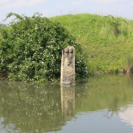 Kamenná plastika Zrcadlení v rybníku v Radonicích