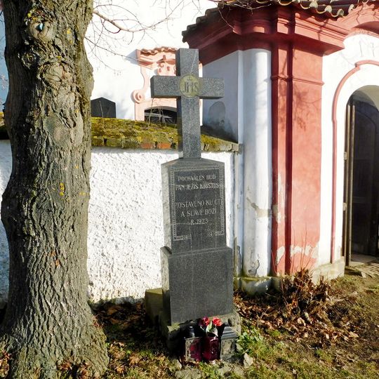 Kříž u kostela ve Lštění