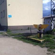 Okřídlené kolo u vlakového nádraží v Protivíně