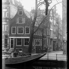 Pand met zeer gave gevel onder in het midden verhoogde lijst met consoles